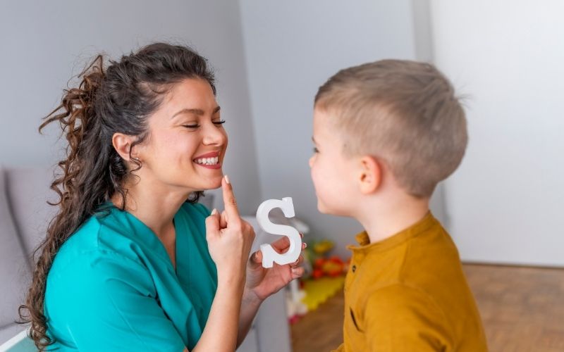 child with nonverbal autism using nonverbal communication